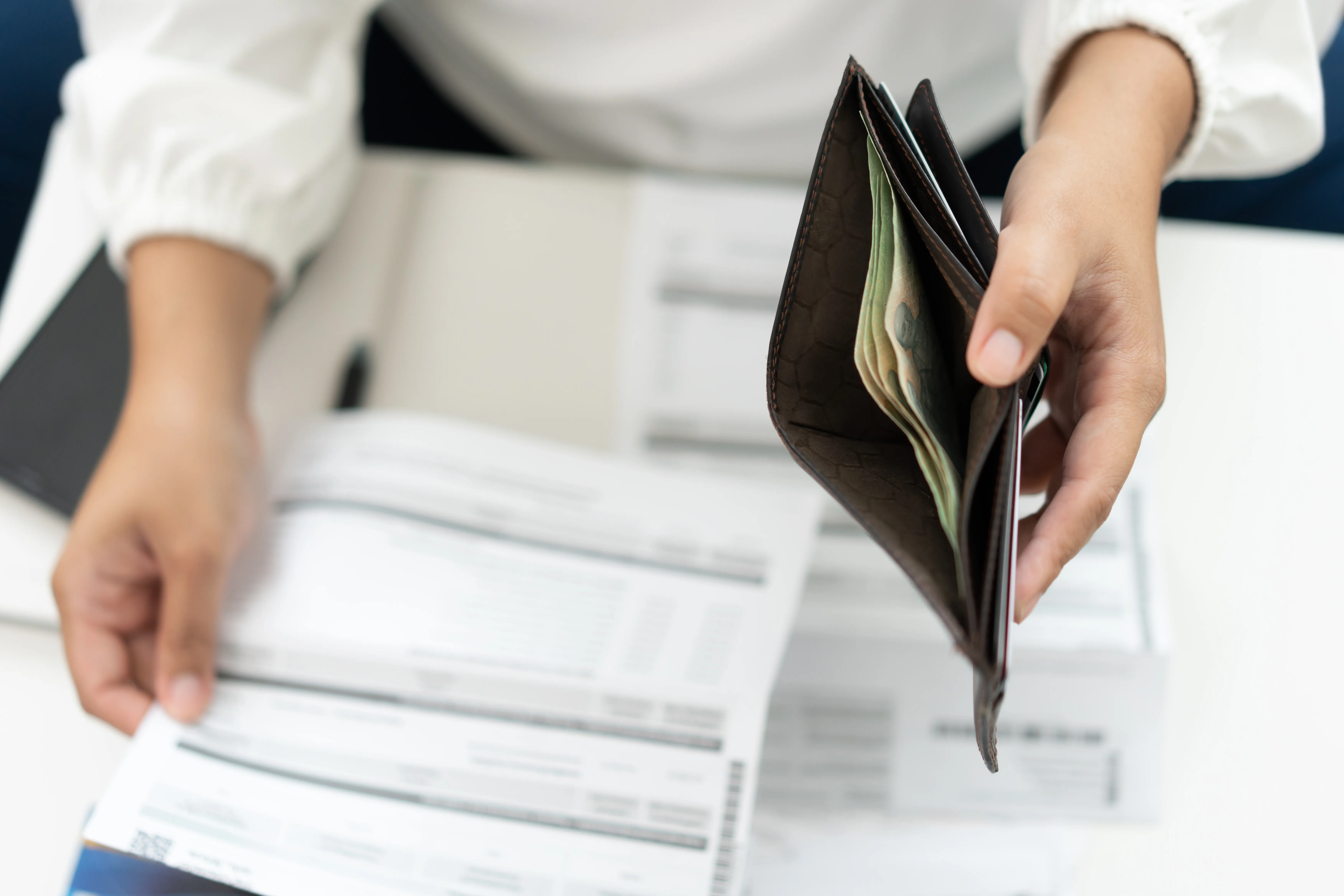 Płaca minimalna w 2027 r. wzrośnie do 4950 zł brutto. Pracodawcy zatrudniający osoby 50+ mogą otrzymać dofinansowanie. PIP wydała 121 poleceń potwierdzenia zatrudnienia na umowę o pracę. Inspekcja otrzymała już 690 skarg i wniosków.